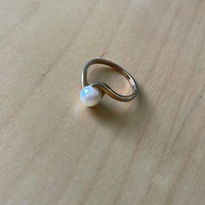 Gold pearl ring. Size 6 1/2